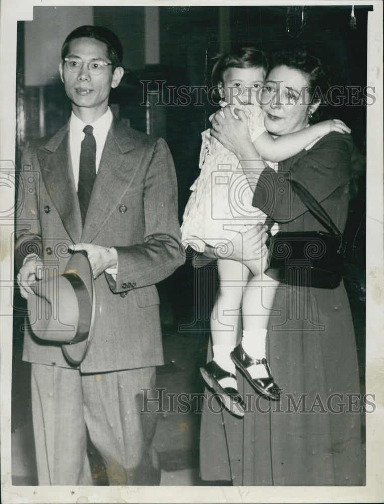 1948 Press Photo Jack &amp; Mrs Berthilde Ho with Judith Rouff Awaiting Judges Decis - Historic Images