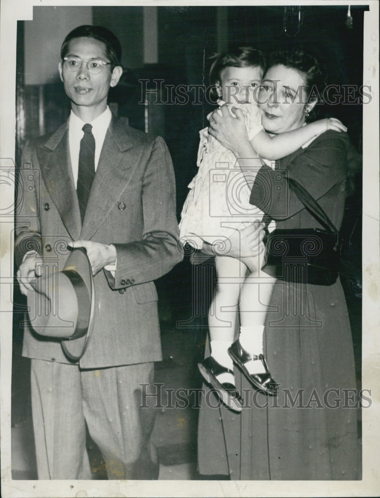 1948 Press Photo Jack & Mrs Berthilde Ho with Judith Rouff Awaiting Judges Decis - Historic Images