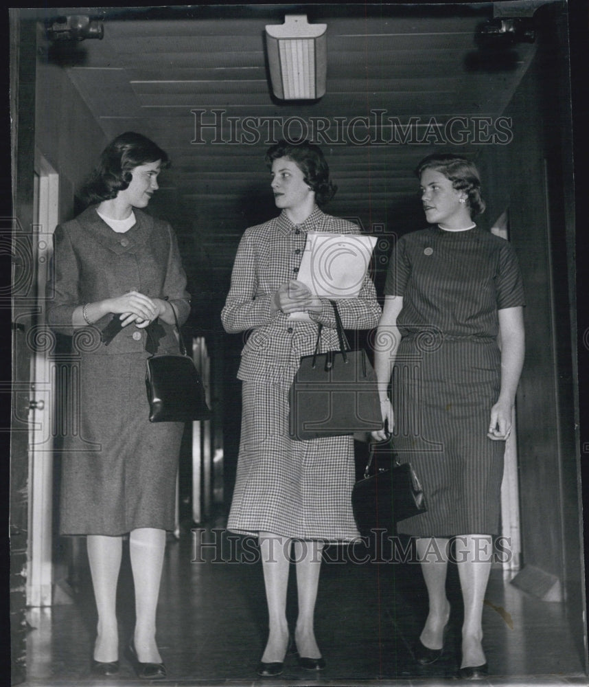 1958 Press Photo Katherine Cushman at Vincent Memorial Hospital for a Tour - Historic Images