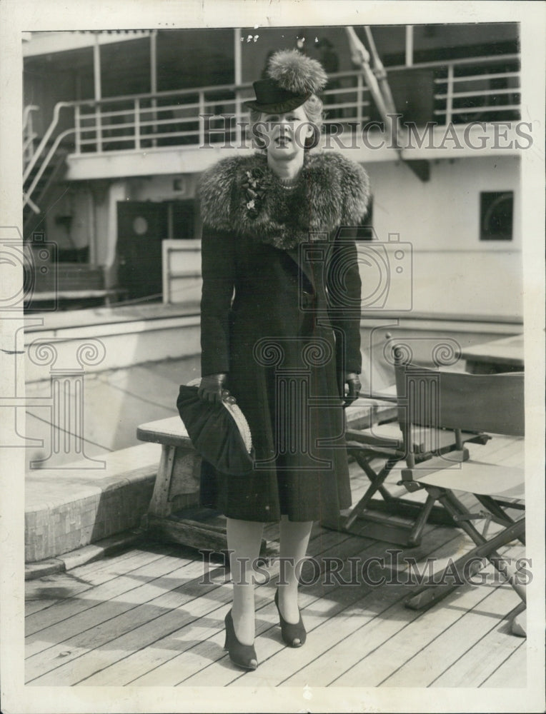 1941 Press Photo Miss Naomi A. Cutler abroad the Grace Line Sata Paula. - Historic Images