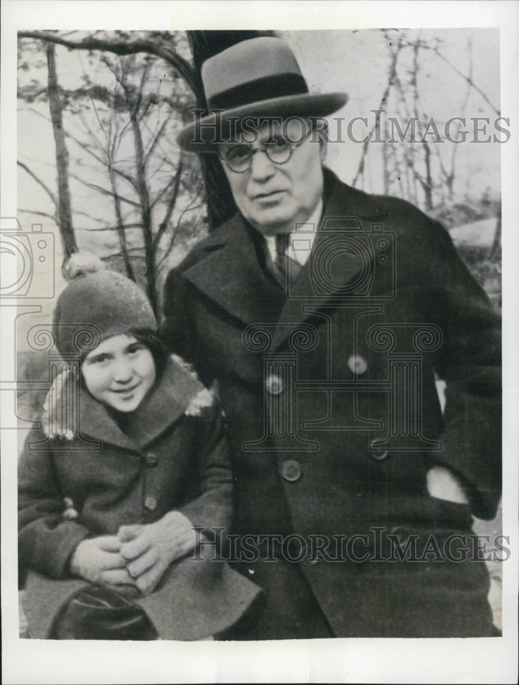 1939 Press Photo Haiguzoon Kasarjian with his Grandchils,. - Historic Images