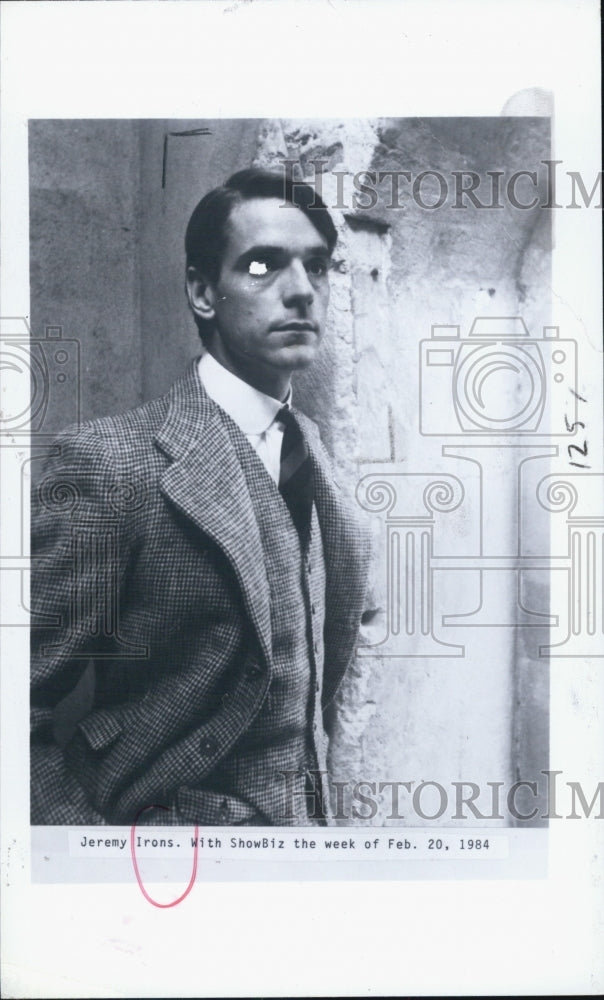 1984 Press Photo Actor Jeremy Irons With Showbiz Of The Week - Historic Images