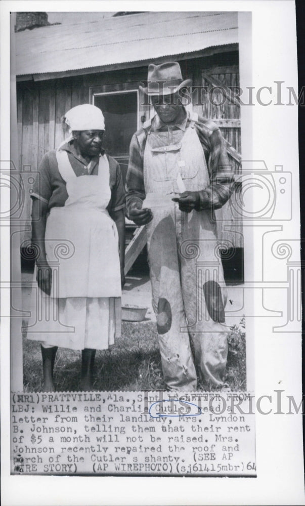 1954 Press Photo Willie and Charlie Cutler read a letter from their landlady. - Historic Images