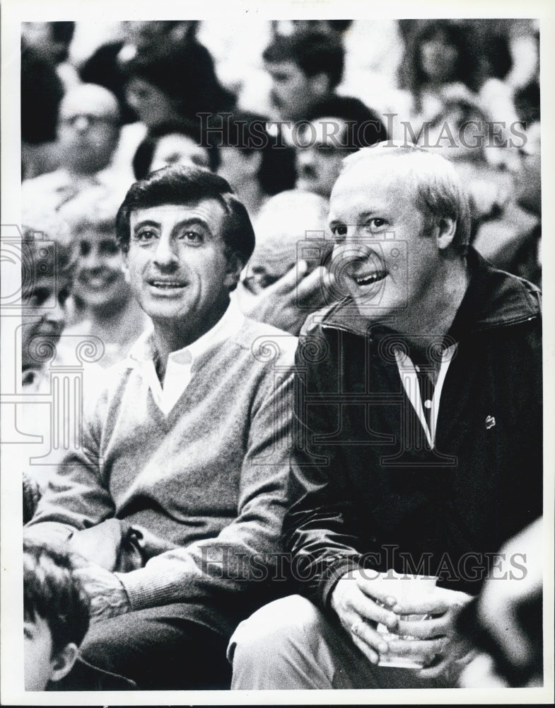 1983 Press Photo M.A.S.H. Actor Jamie Farr (Cpl Klinger) At Celtics vs Bullets - Historic Images