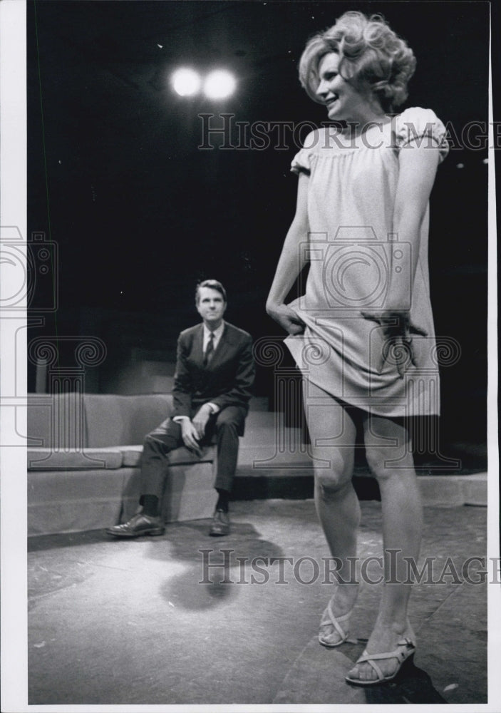 1968 Press Photo Actress Elizabeth Farley & Actor James Noble In The Doctors - Historic Images
