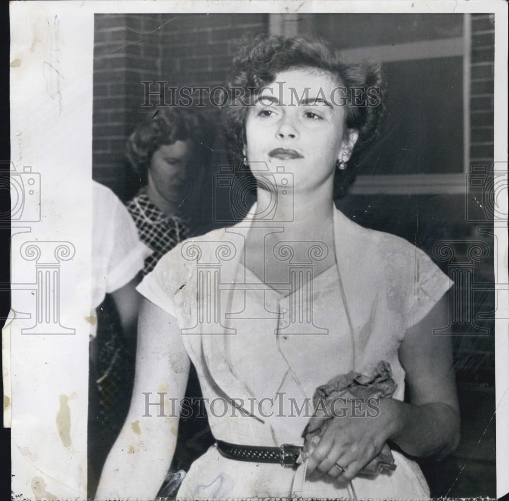 1954 Press Photo The Widow Of A. Hicks Crippled Veteran Testifying To Grand Jury - Historic Images