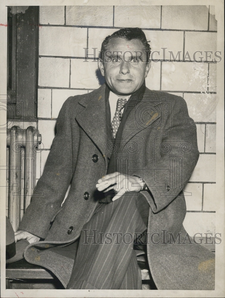 1945 Press Photo Max Bern, Assisted Cop - Historic Images