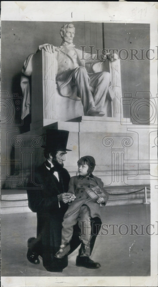 1946 Press Photo Memorial of Abe Lincoln and 5-yr-old Margaret Anne Culver - Historic Images