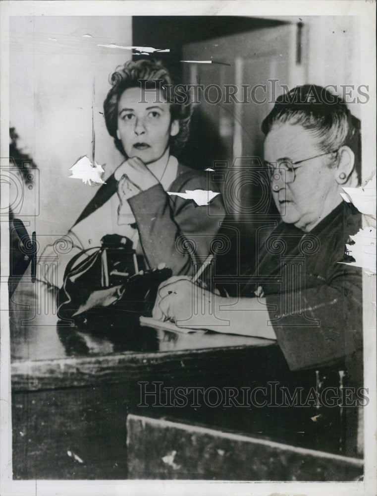 1946 Press Photo Mrs. Ruth Hitchner and Mrs. Froma Gill of the Police. - Historic Images