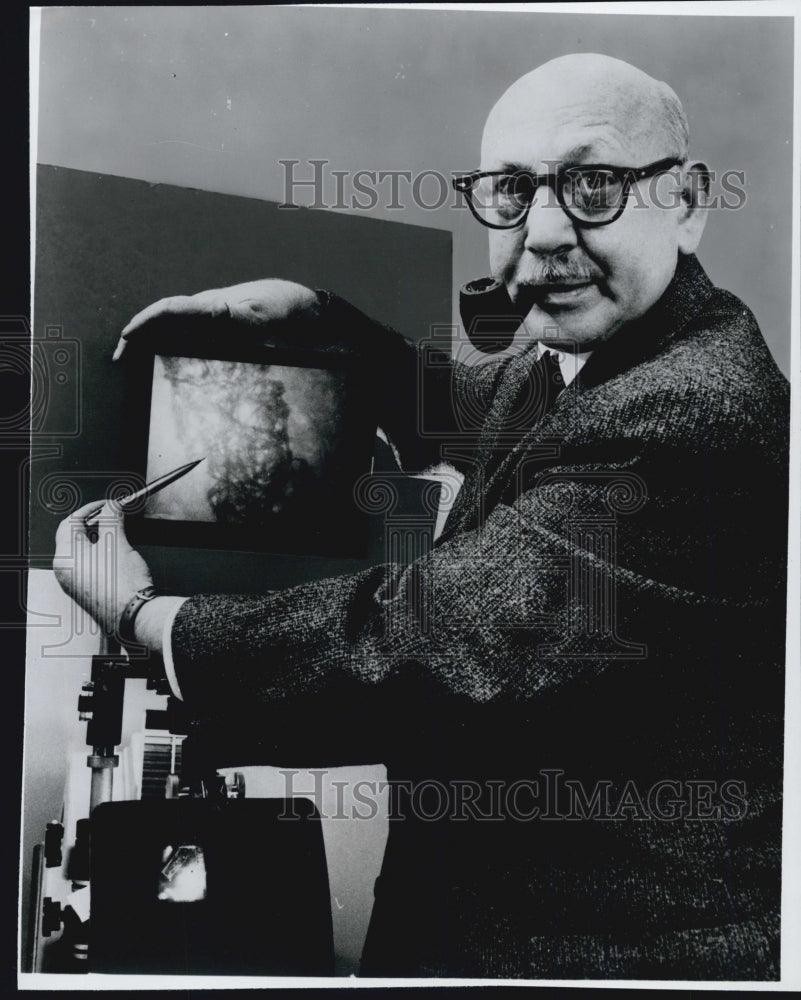 1964 Press Photo Scientist and writing expert Alfred Kafner with his microscope - Historic Images