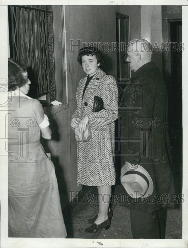 1941 Press Photo Elizabeth Cusick and her father Bartholomew leaving hospital - Historic Images