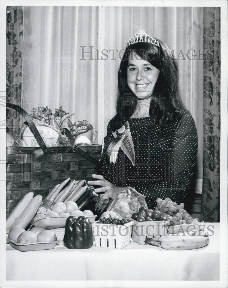 1968 Press Photo College Queen Emily Diana Kanine Prepares For Best Foods Cookin - Historic Images