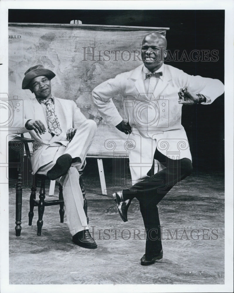 1975 Press Photo Actor John Kani &amp; Winston Ntshona Om Sizwe Banzi - Historic Images