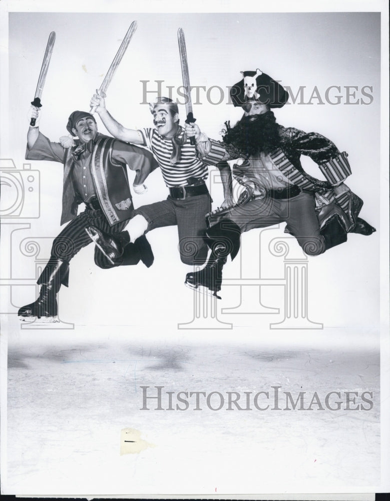 1971 Press Photo Shipstads &amp; Johnson Ice Follies The Scarecrows Bill,Bob &amp; Colin - Historic Images