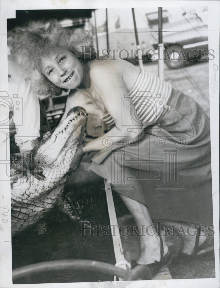 1950 Press Photo Tanit Ikso And Pet Crocodile "Johnie" - Historic Images