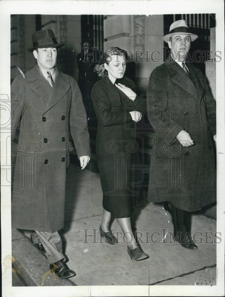 1938 Press Photo Lillian Klavali gave herself up after stabbing father - Historic Images