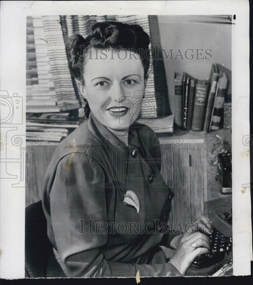 1948 Press Photo Helen Hittson puts aside 10% of her earnings in a Do Good Fund - Historic Images