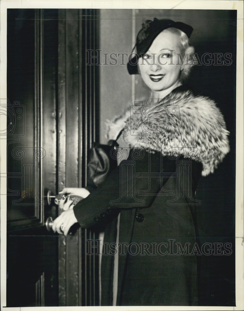 1934 Press Photo Miss Sallly Hite Showing Don'ts for Readers; Make Sue Door is L - Historic Images