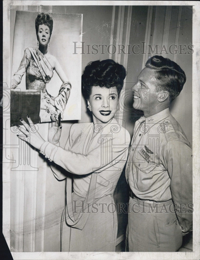 1944 Press Photo Song stylist Bernice Parks with Squad leader Lt. Thomas Berube - Historic Images