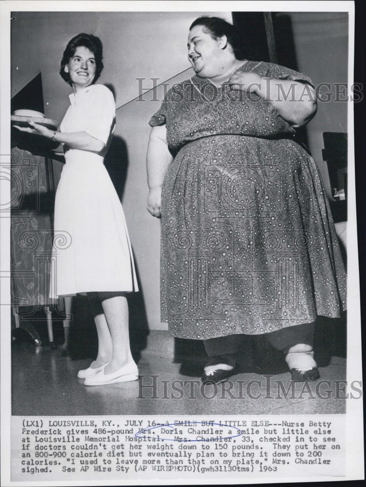 1963 Press Photo Nurse Frederick &amp; Mrs Doris Chandler 486 lbs in Louisville Hosp - Historic Images