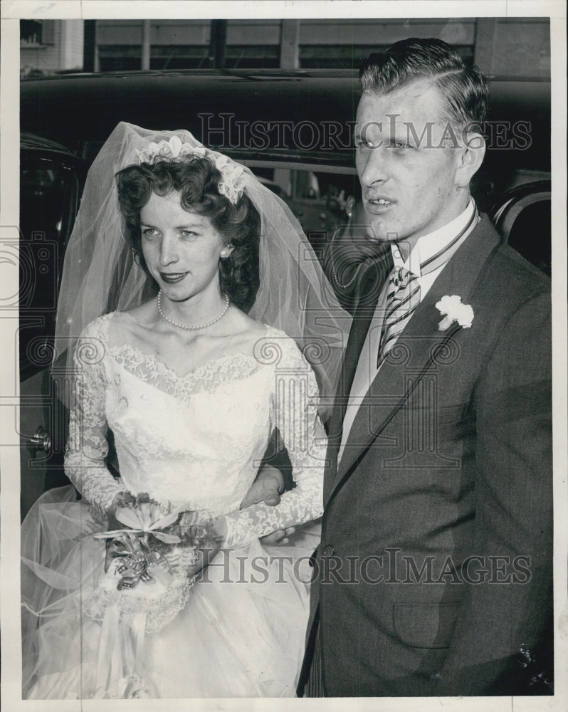 1959 Press Photo Lorraine Husselbee &amp; Brother Arrive In Church - Historic Images