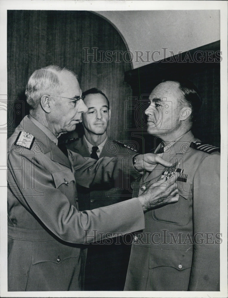 1945 Press Photo Capt gene Markey,USNR & rear Adm WL Friedwell,USN & CaptThatch - Historic Images