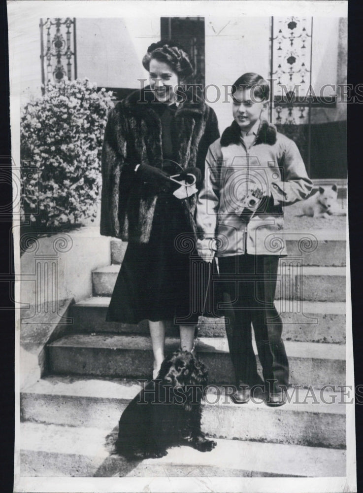 1950 Press Photo Mrs Douglas MacArthur and son Arthur & dog - Historic Images