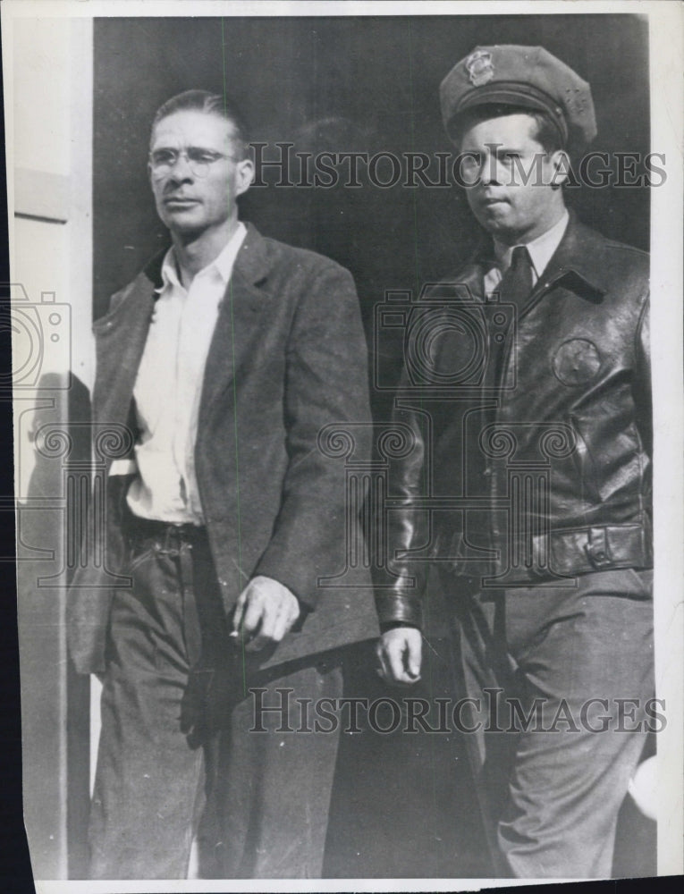 1943 Press Photo Lloyd E. Sampsell with a guard heading to San Quentin - Historic Images