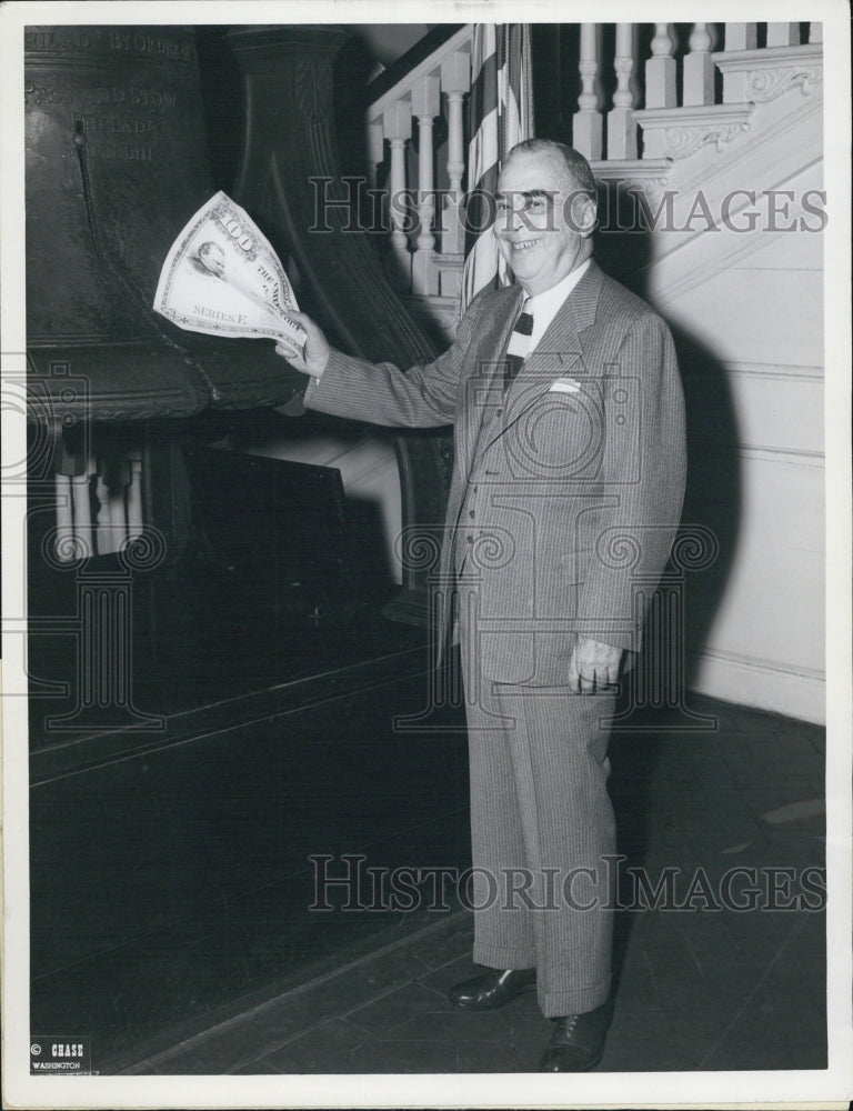 1950 Press Photo Mayor Bernard Samule visits Independence Hall - Historic Images