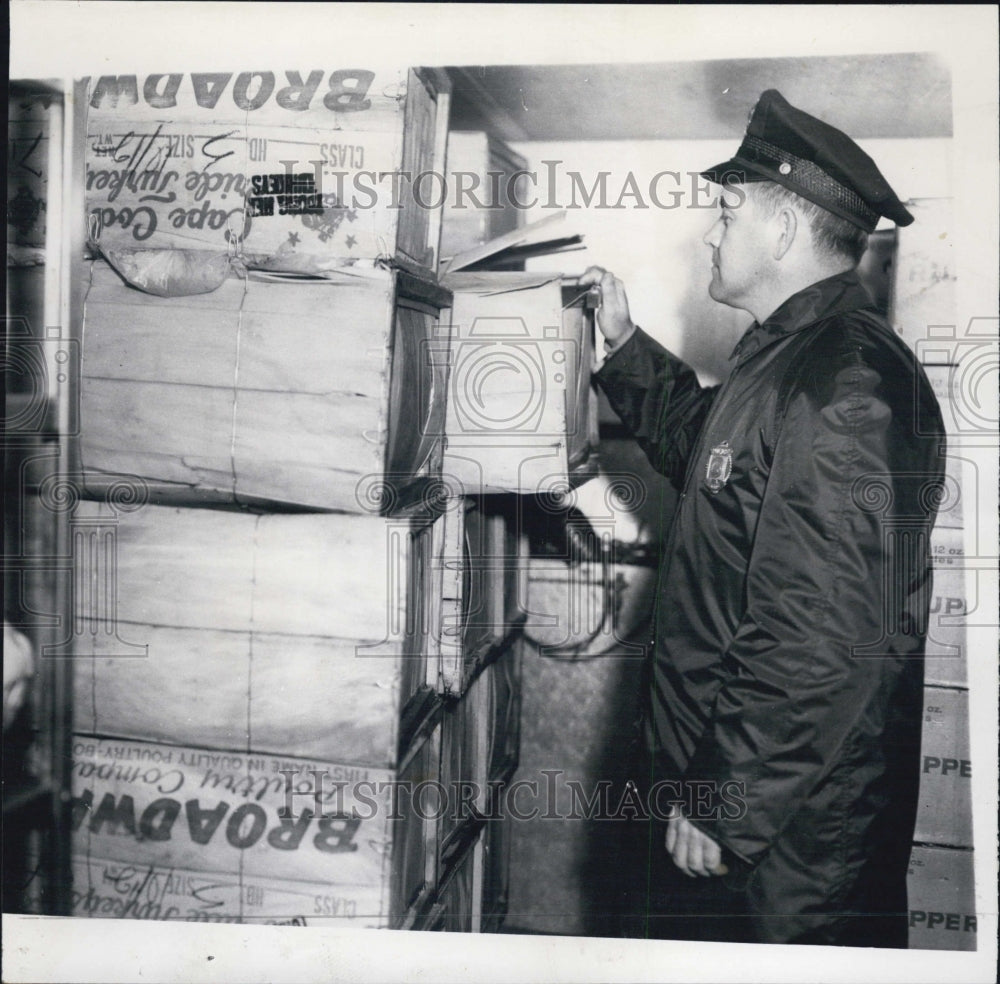 1964 Press Photo MDC Officer Bob Lear show in the picture - Historic Images