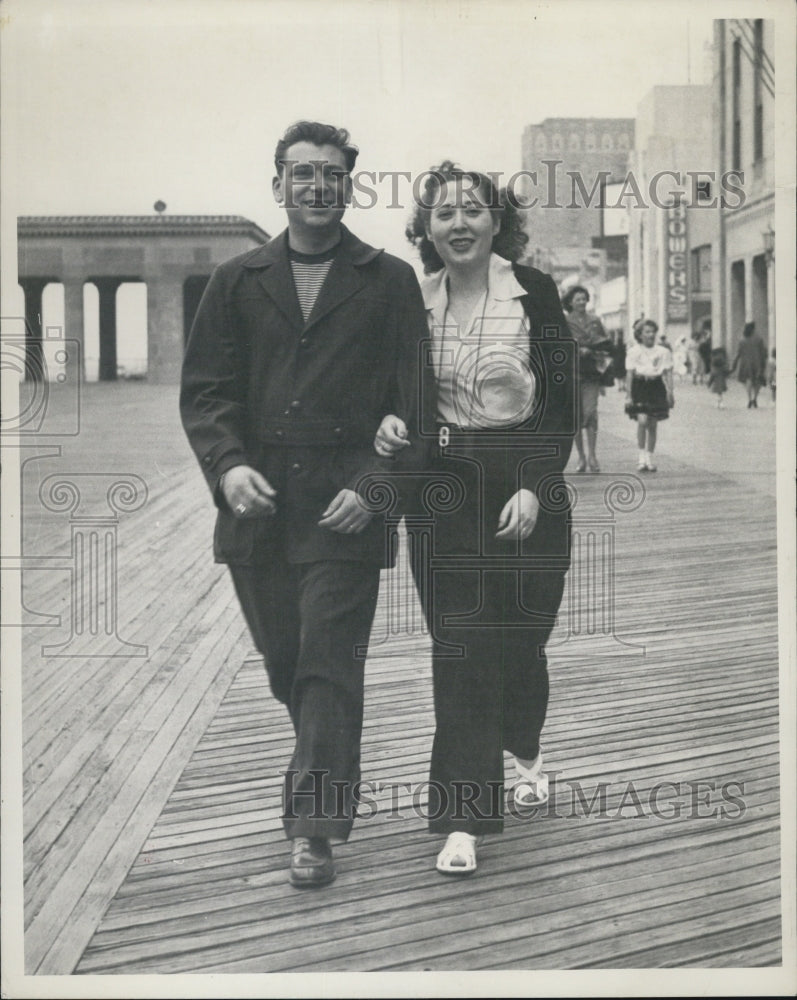 1948 Press Photo Mr. &amp; Mrs. Meyer H. Leavitt while strolling - Historic Images