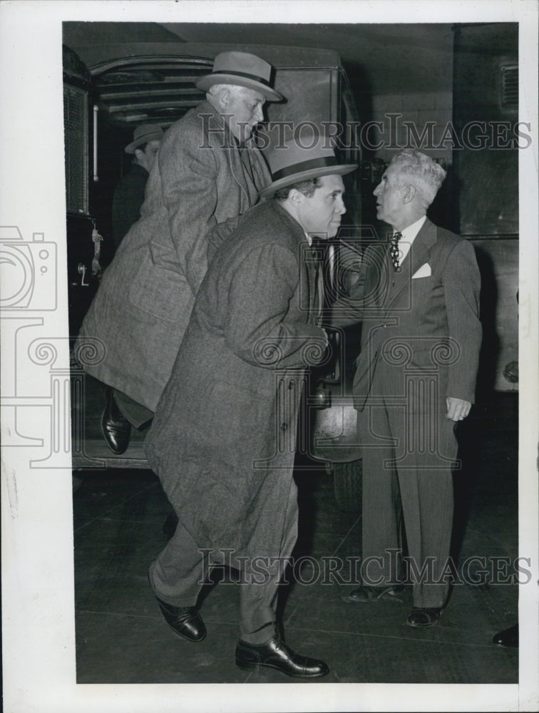 1947 Press Photo Financier Serge Rubenstein &amp; A G Foster on way to prisson - Historic Images