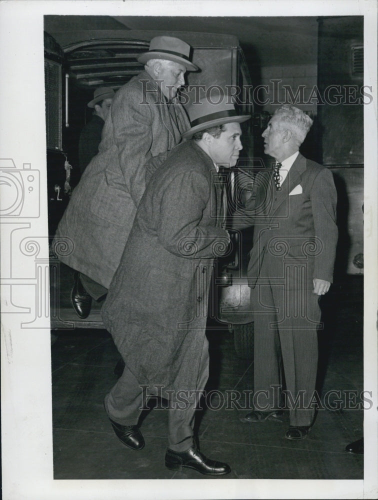 1947 Press Photo Financier Serge Rubenstein & A G Foster on way to prisson - Historic Images