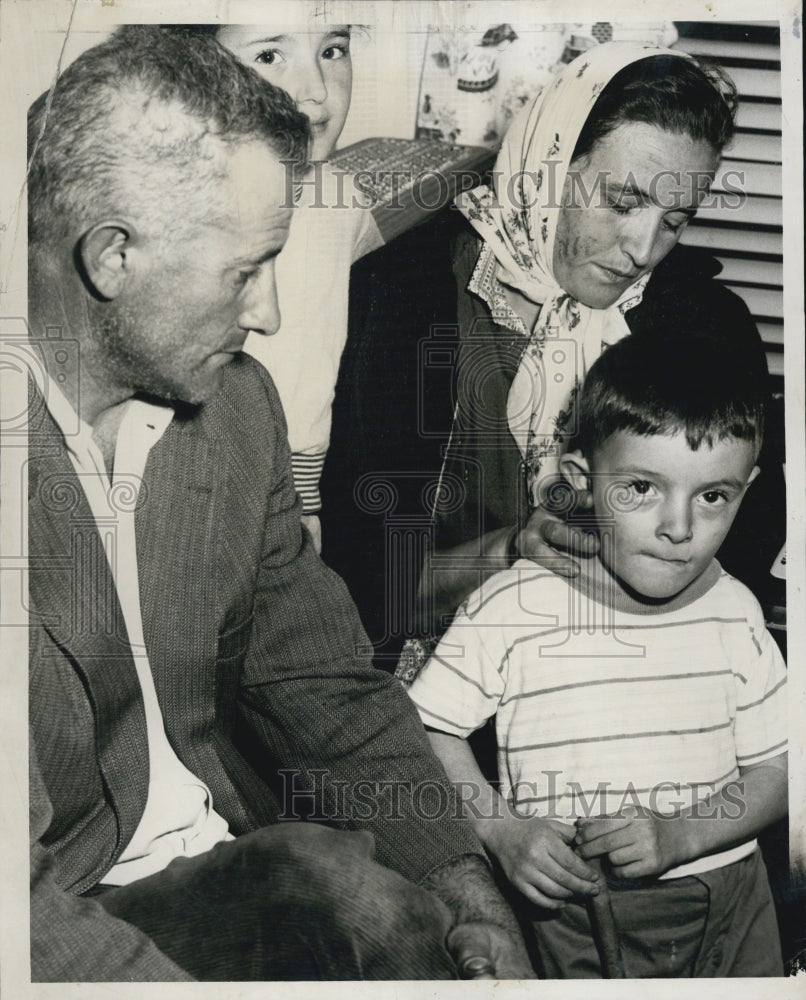 1958 Press Photo Mrs Loretta Di Rubeis & her family after being attacked - Historic Images