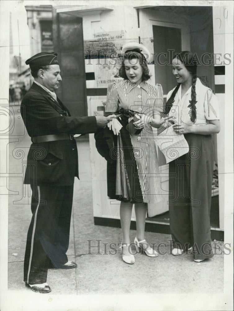 1942 Press Photo Joe Rubin and some ladies - Historic Images