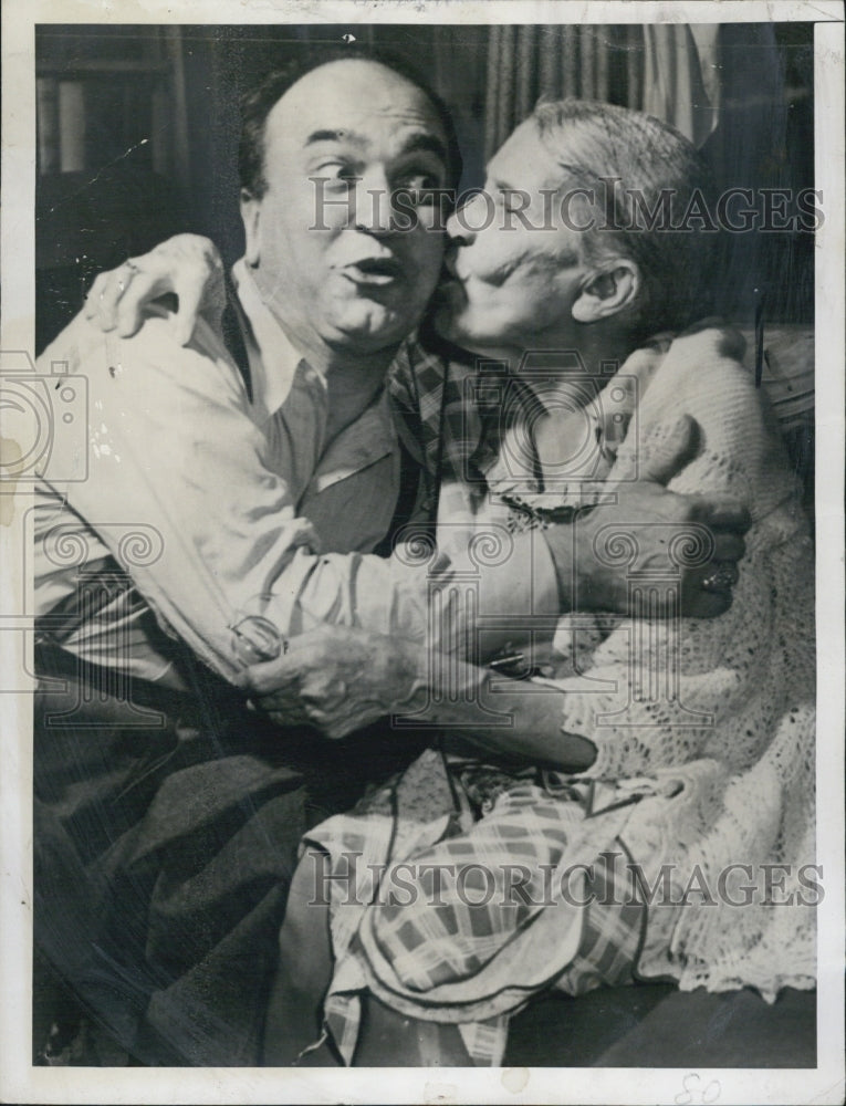 1947 Press Photo Deva Rubinoff, famous Violist, with his mother. - Historic Images