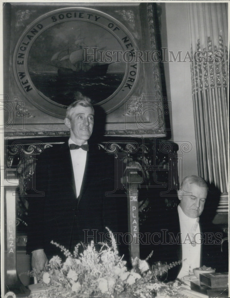 1943 Press Photo Gov. Leverett(standing) addresses the annual dinner - Historic Images