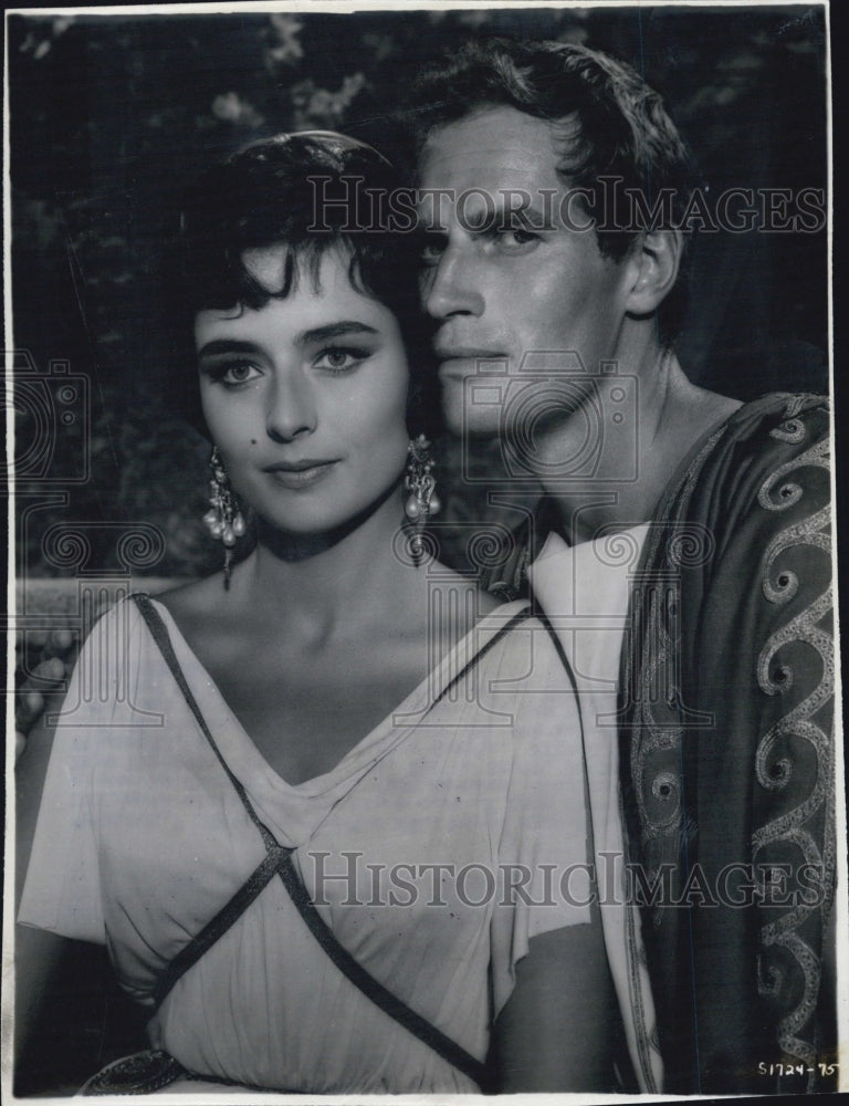 1960 Press Photo Italian Actress Marina Berti and American actor Charlton Heston - Historic Images