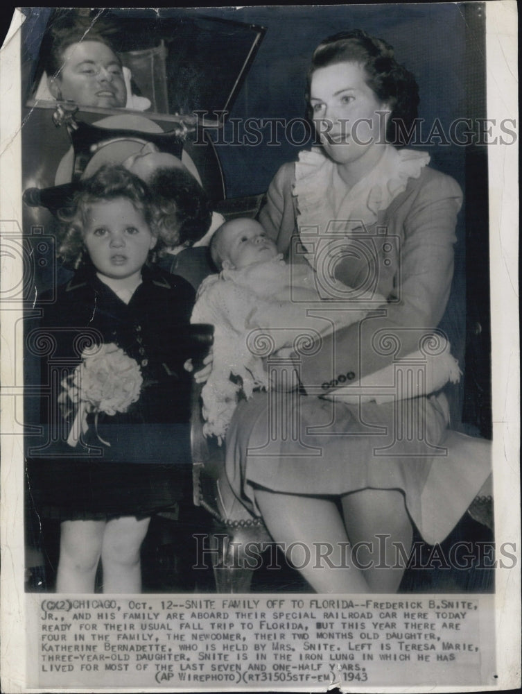 1943 Press Photo Frederick Snite Jr., man with iron lung, and his family - Historic Images