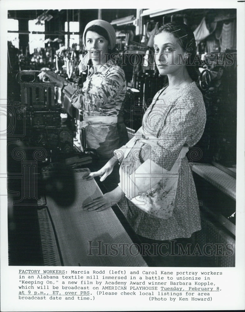 Press Photo Marcia Rodd(L) &amp; Carol Kane portrays as a workers - Historic Images