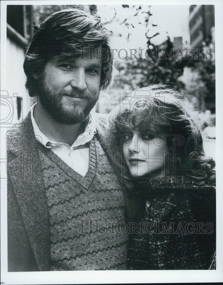 Press Photo Jeff Bridges &amp; Carol Kane portray a young couple - Historic Images