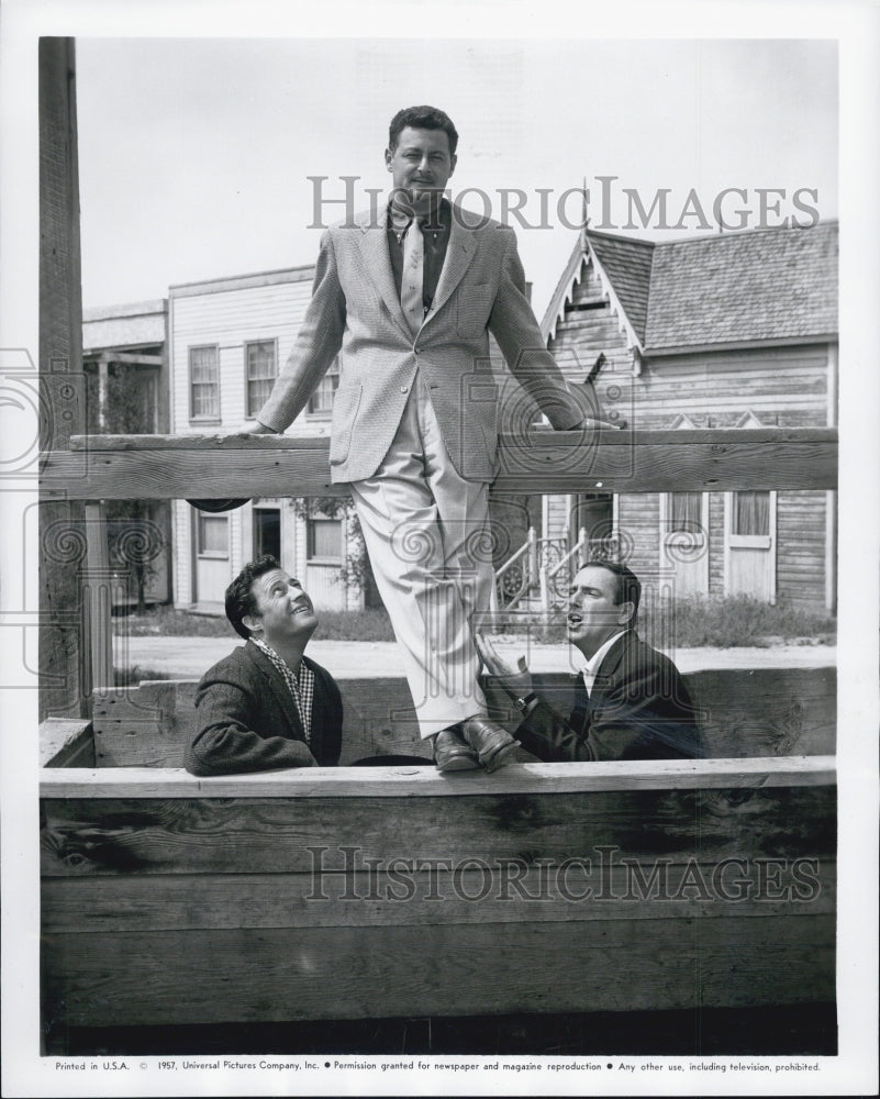 1957 Press Photo Hal Kanter (center) Comedy Writer, producer. - Historic Images