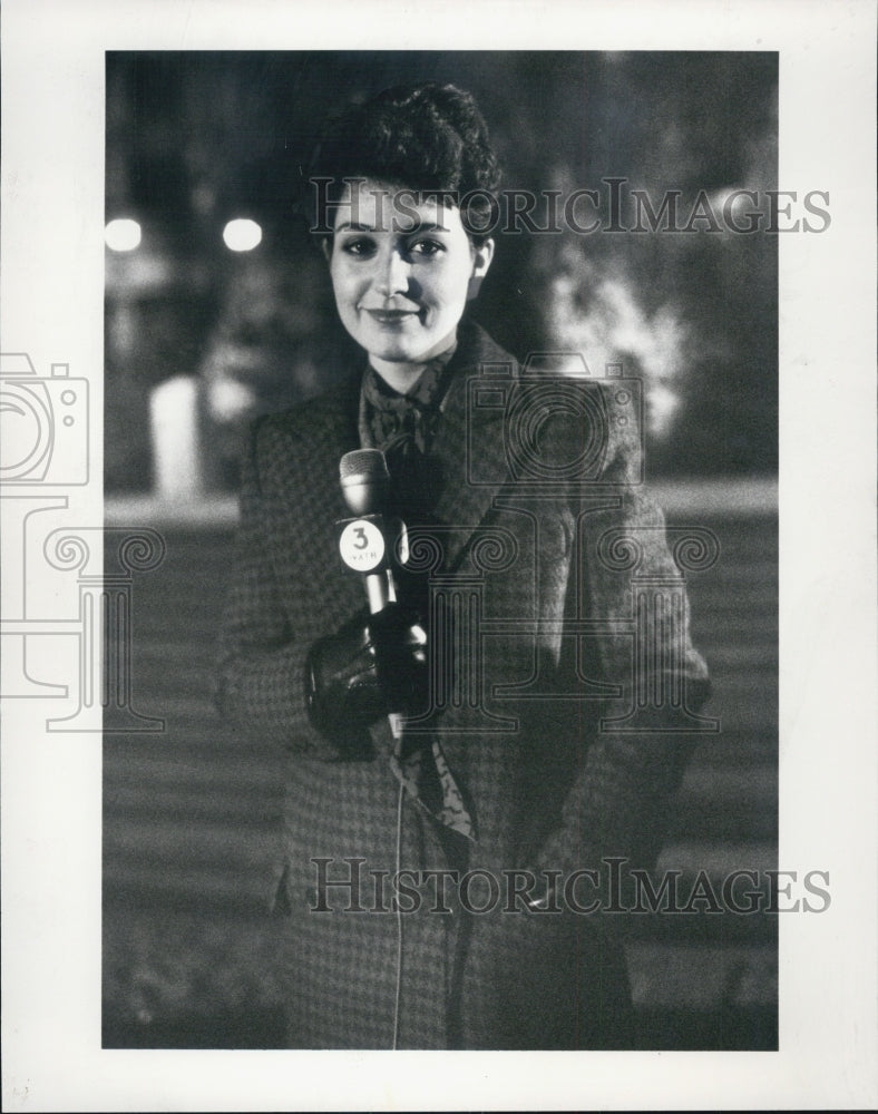 Press Photo Actress Annie Potts as a reporter - Historic Images