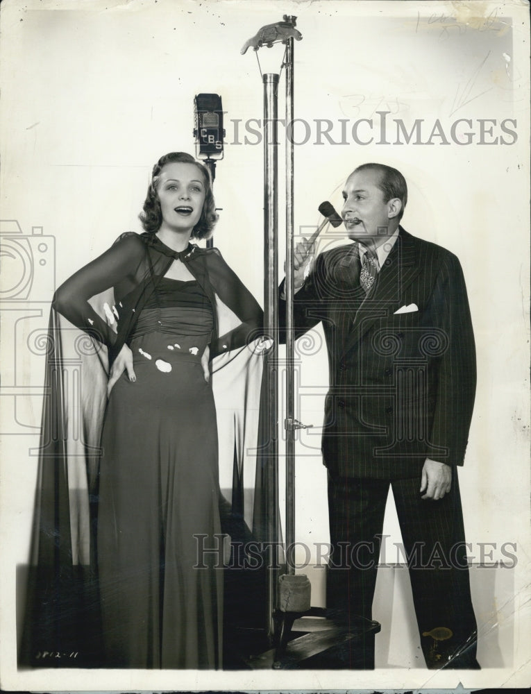 1938 Press Photo Jane PIckens &amp; Ben Bernie Prepare For Performance - Historic Images