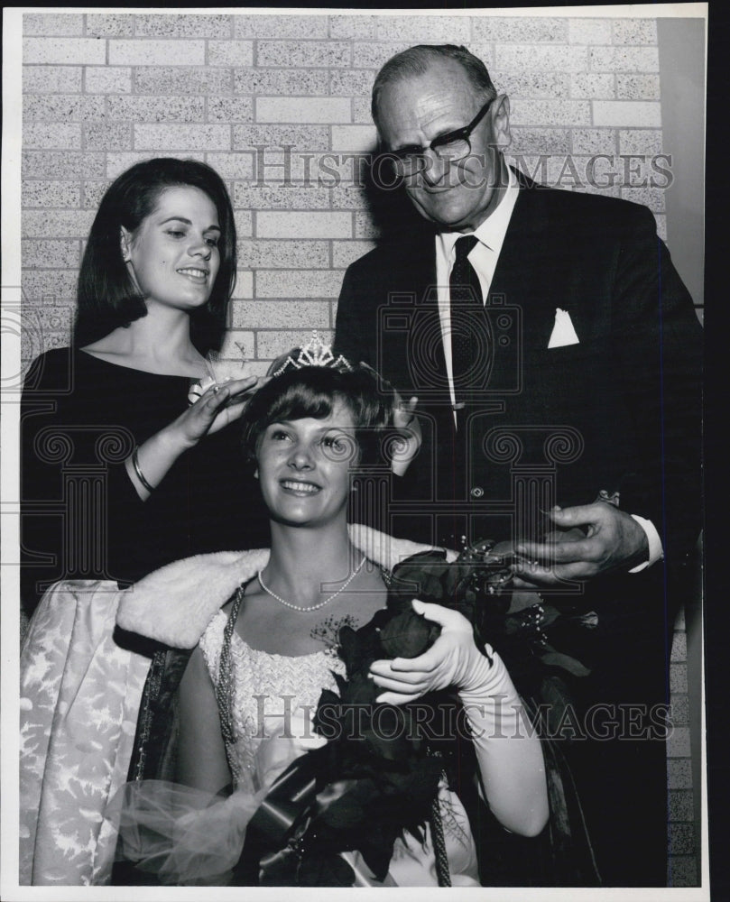 1966 Press Photo Miss Janice Kaminsky, crowned Winter Carnival Queen 1965. - Historic Images