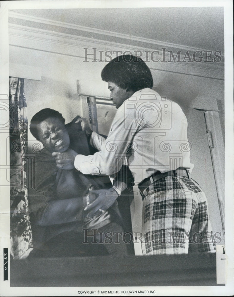 1972 Press Photo Bernie Casey struggling with Roger Mosley in &quot;Hit Man&quot; - Historic Images