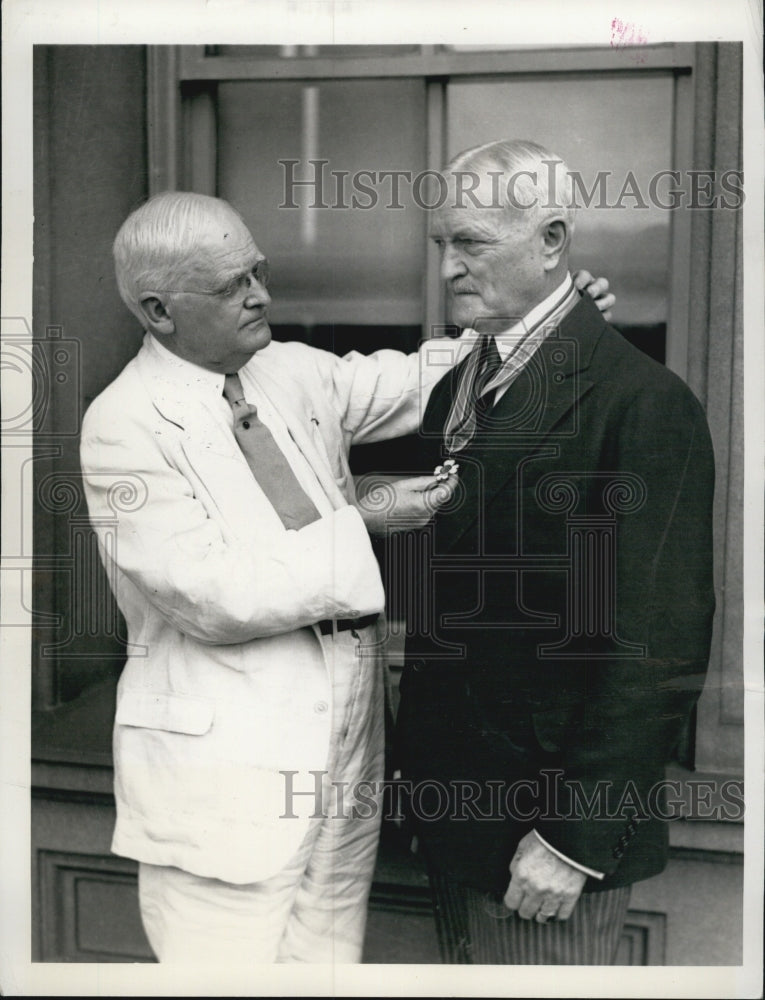 1933 Press Photo Gen John Pershing Receiving Award From Gov John Pollard - Historic Images