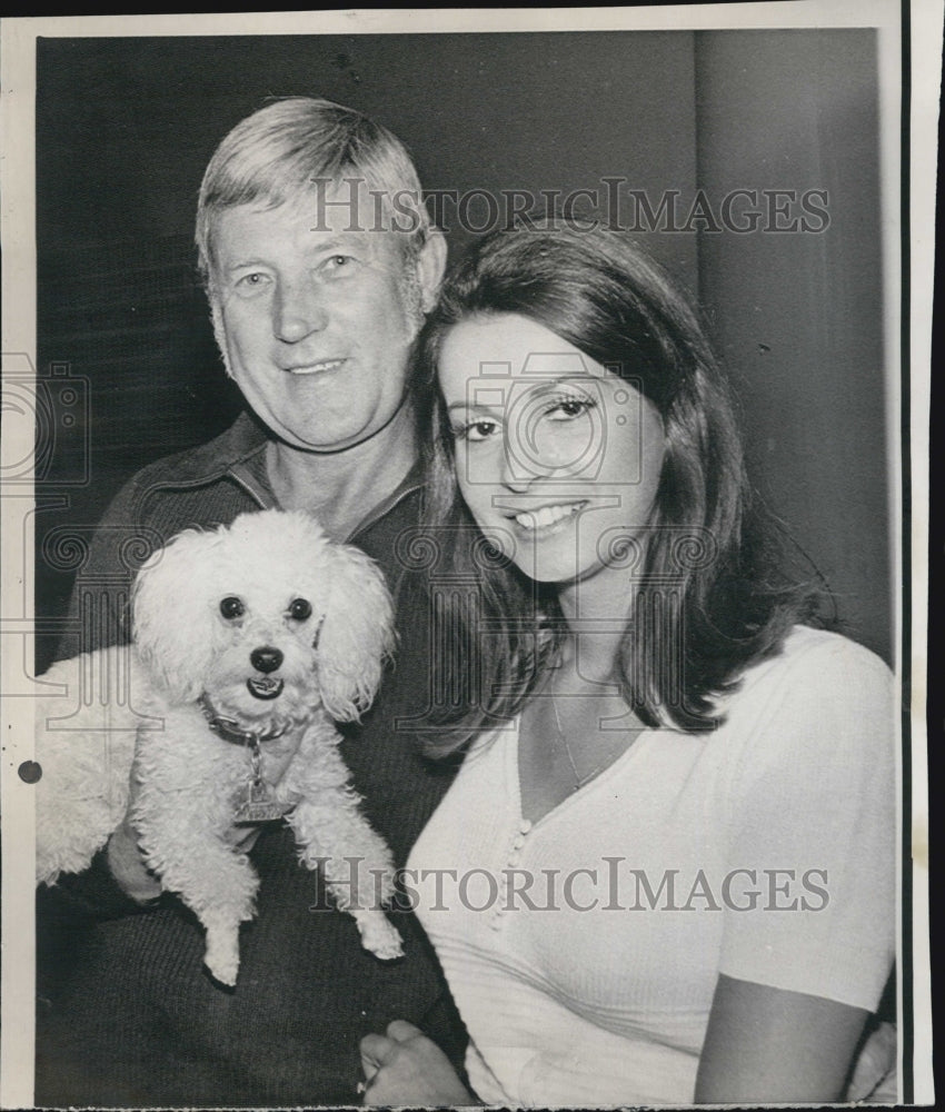 1972 Press Photo Bandleader Ray Conniff &amp; Wife Vera with Dog - Historic Images