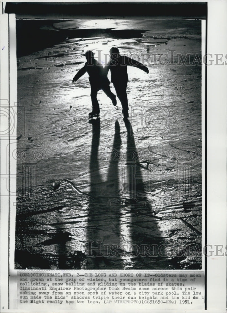 1971 Press Photo Kids Skating on City Park Pool on Cincinnati - Historic Images