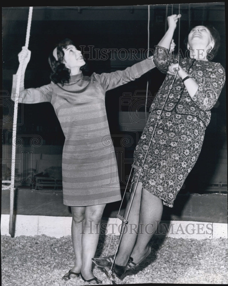 1967 Press Photo Nina Logatshavn Checking Ropes Performer with Moscow Circus - Historic Images